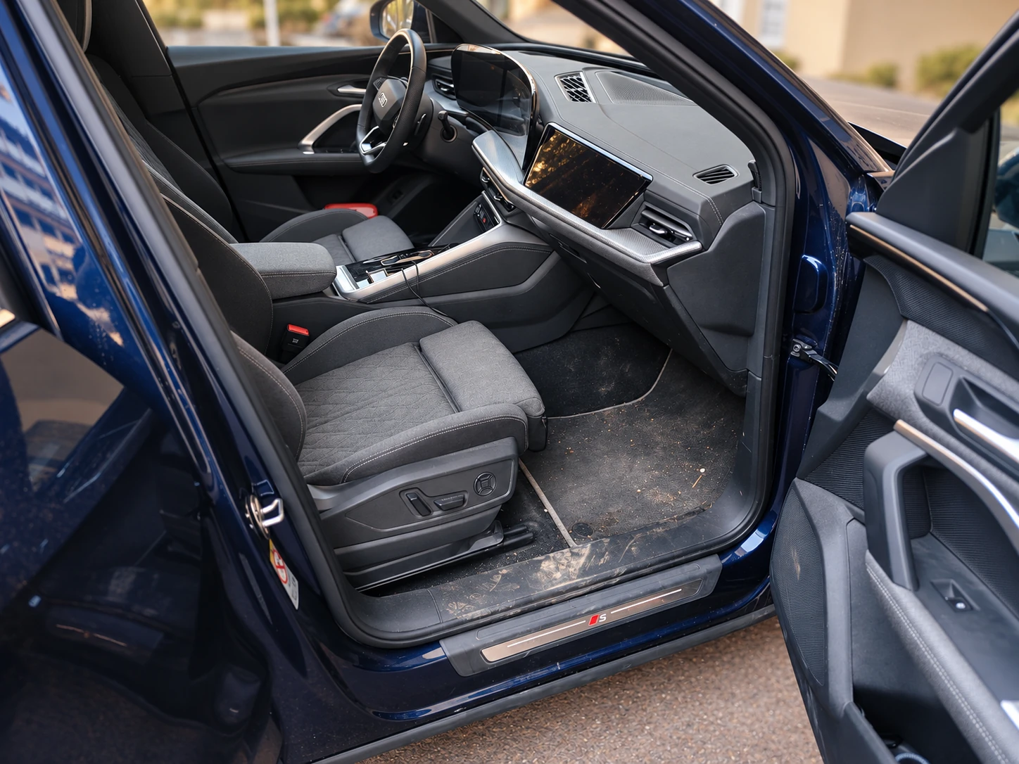 Siège et tapis passager avant de l’Audi Q3 avant le nettoyage Albert Complet à Cagnes-sur-Mer
